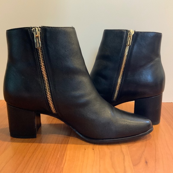 Calvin Klein Black Pointed Toe Bootie Sz 7.5 - Picture 2 of 3